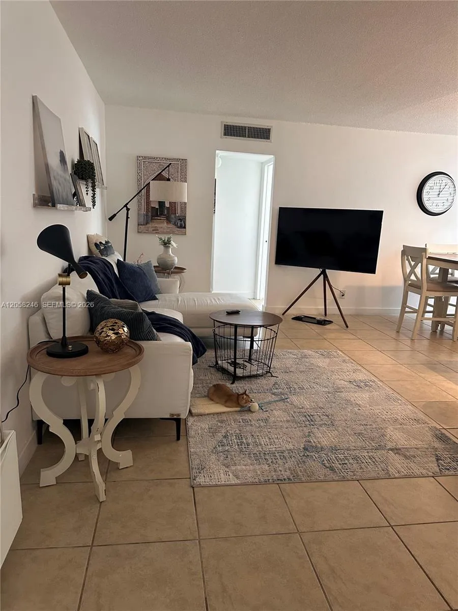 Foto de propiedad en 1100 NE 1st Court 103, Hallandale Beach, FL 33009 Hallandale Beach con MLS# 