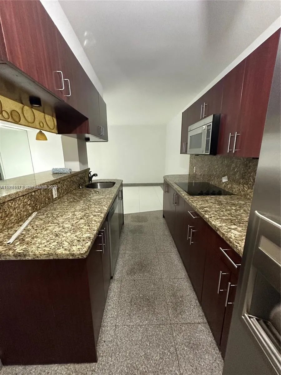Foto de propiedad en 1100 NE 1st Court 105, Hallandale Beach, FL 33009 Hallandale Beach con MLS# 