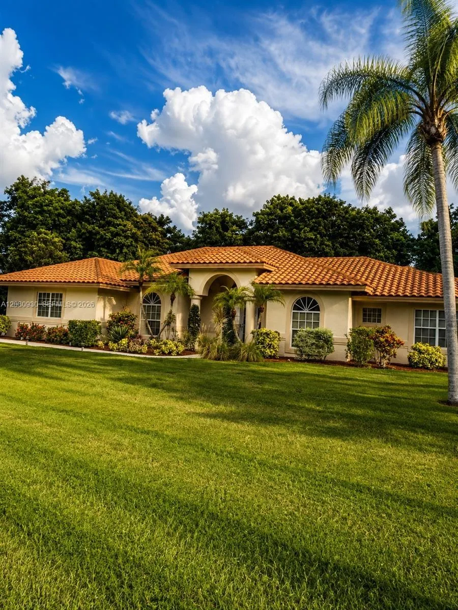 Foto de propiedad en 1100 NW 114th Avenue, Plantation, FL 33323 Plantation con MLS# 