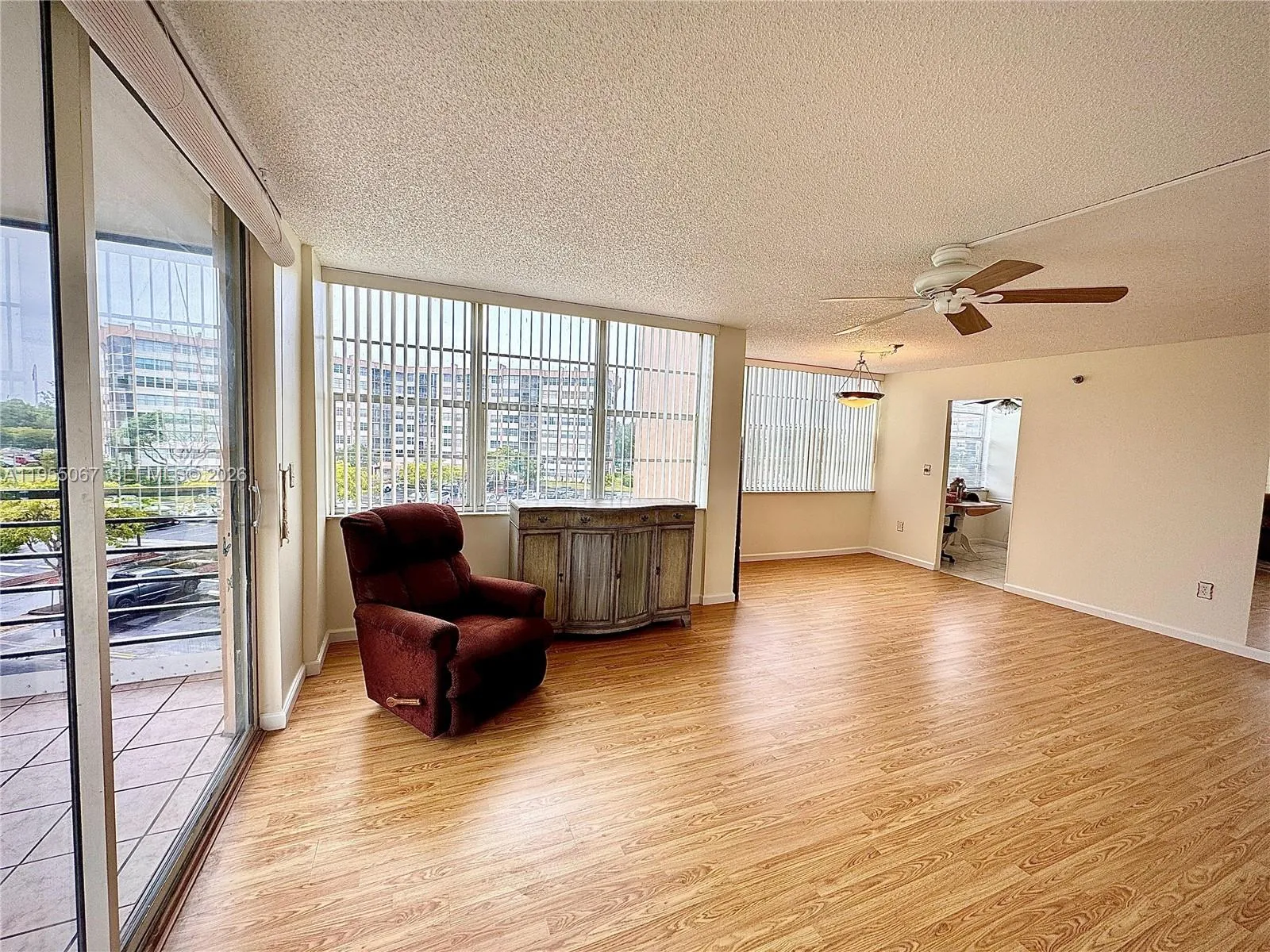 Foto de propiedad en 1100 Saint Charles Place 411, Pembroke Pines, FL 33026 Pembroke Pines con MLS# 