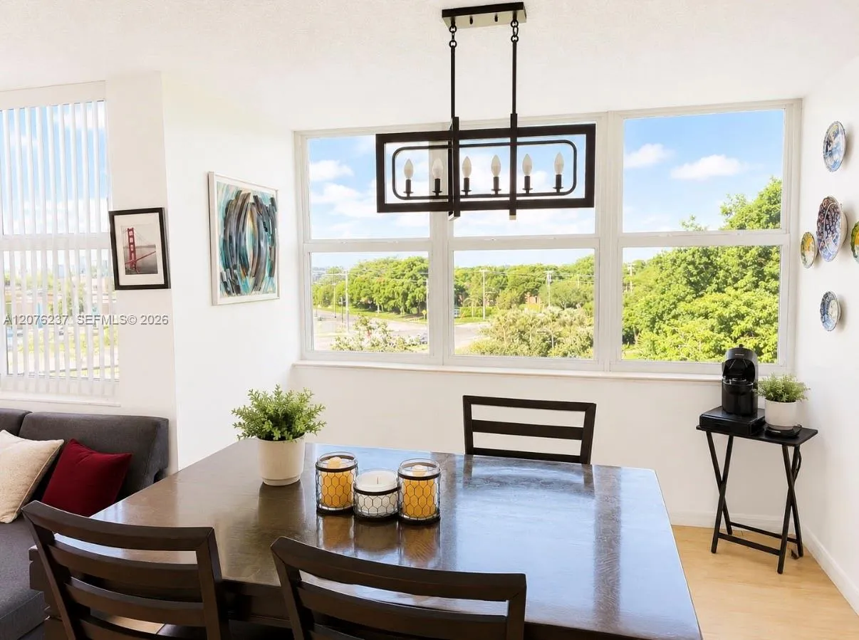 Foto de propiedad en 1100 Saint Charles Place 504, Pembroke Pines, FL 33026 Pembroke Pines con MLS# 