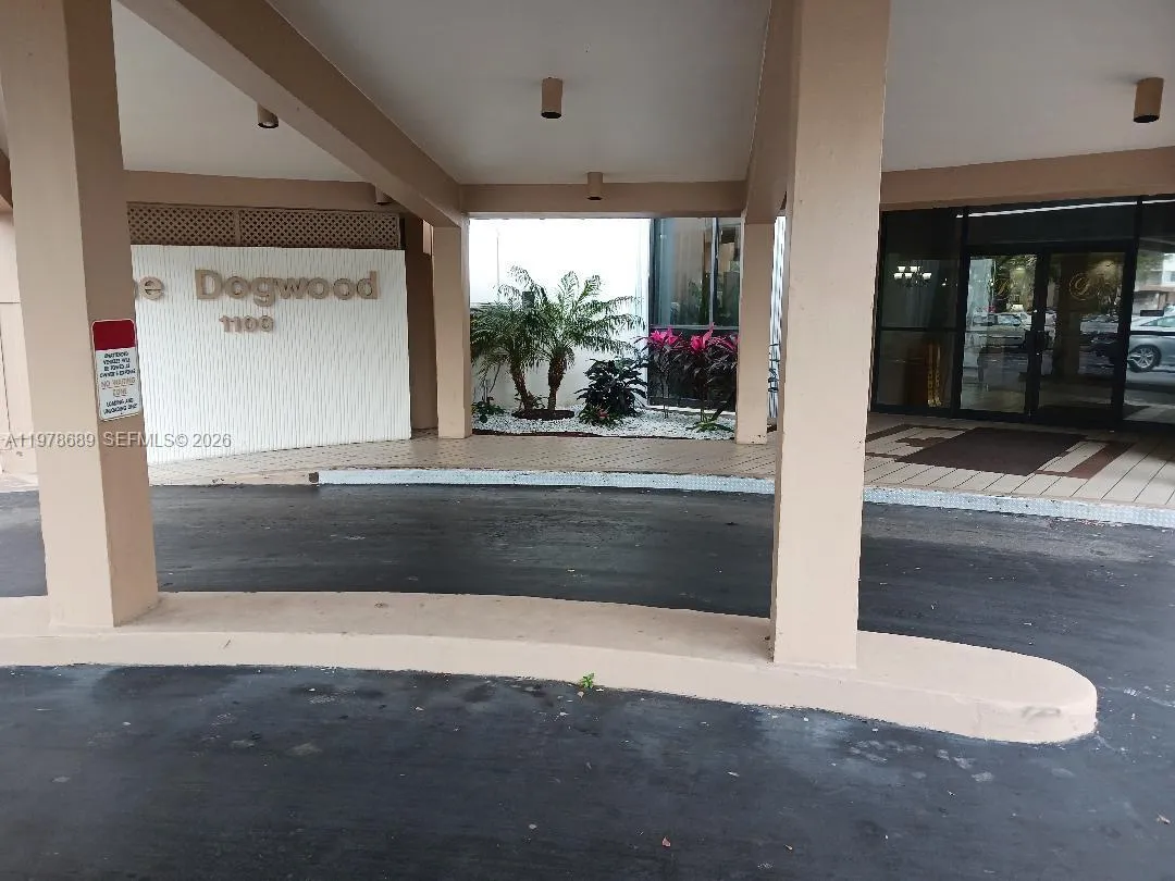 Foto de propiedad en 1100 St Charles Place 213, Pembroke Pines, FL 33026 Pembroke Pines con MLS# 