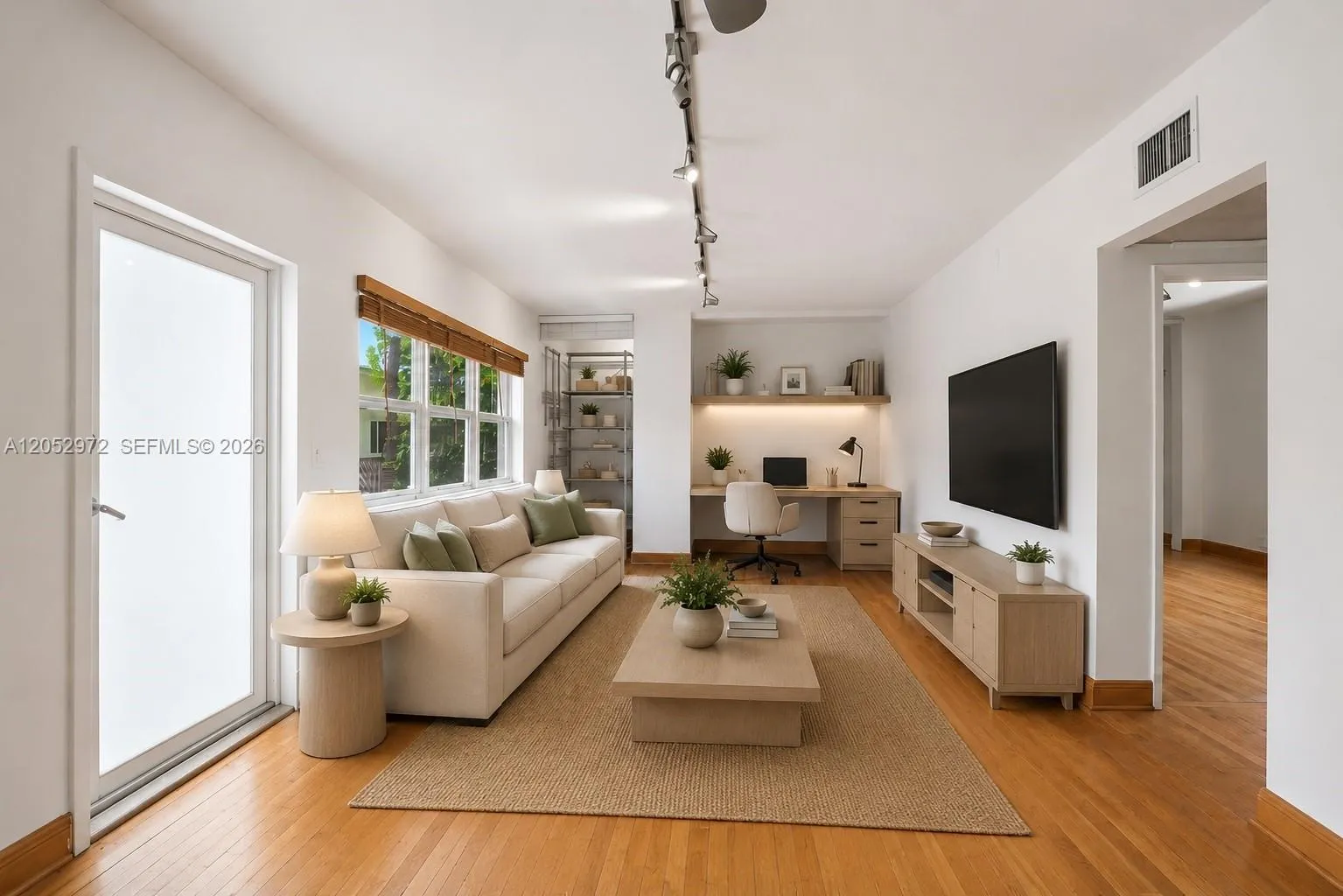 Foto de propiedad en 1100 Venetian Way 2B, Miami, FL 33139 Miami con MLS# 