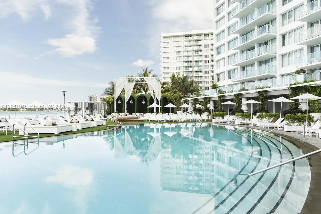 Foto de propiedad en 1100 West Avenue 418, Miami Beach, FL 33139 Miami Beach con MLS# 