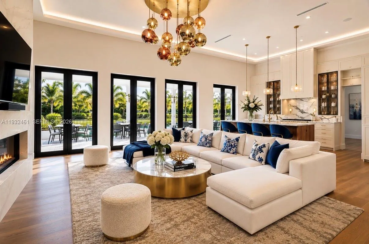 Foto de propiedad en 11001 SW 74th Avenue, Pinecrest, FL 33156 Pinecrest con MLS# 