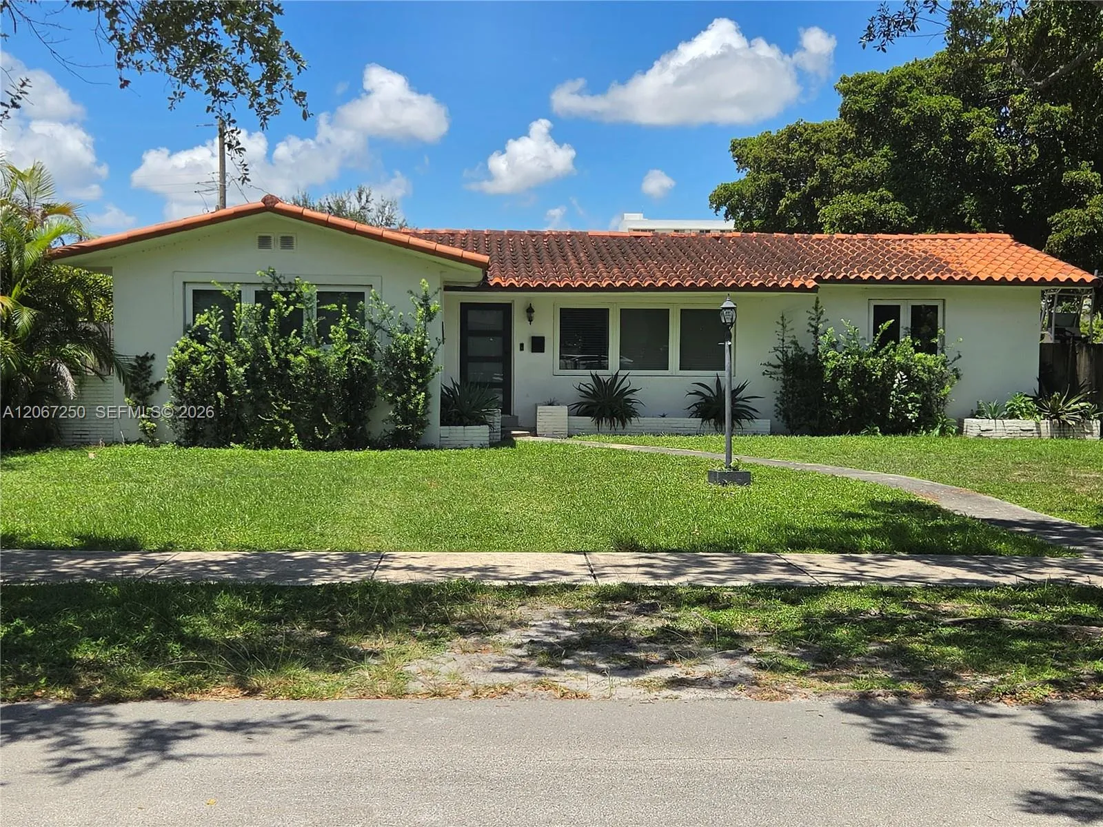 Foto de propiedad en 1101 Starling Avenue, Miami Springs, FL 33166 Miami Springs con MLS# 
