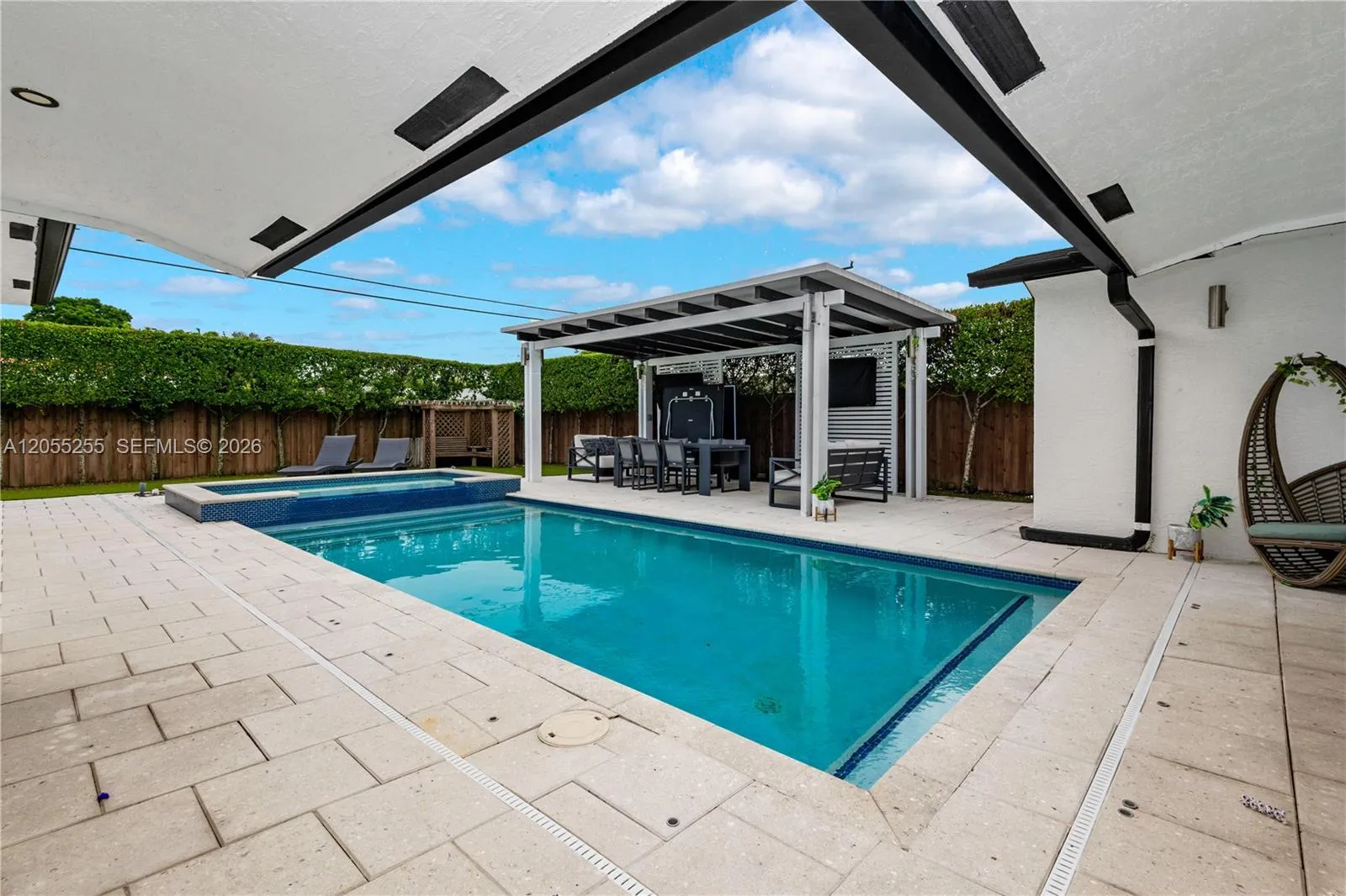 Heated Pool + Jacuzzi Caban Bath and Covered Patio/Terrace w TV's