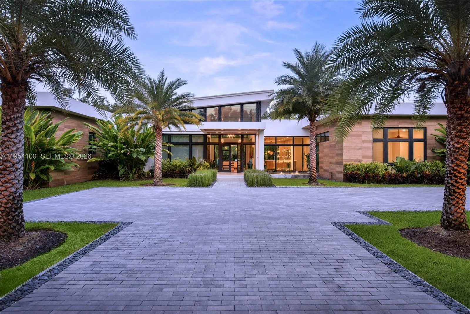 Foto de propiedad en 11050 SW 69th Avenue, Pinecrest, FL 33156 Pinecrest con MLS# 