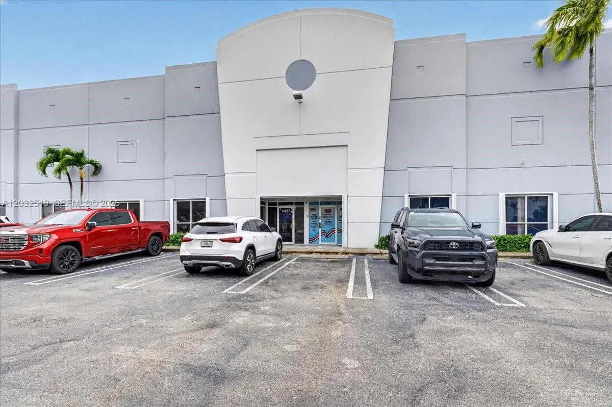 Foto de propiedad en 11077 NW 122nd Street 11, Medley, FL 33178 Medley con MLS# 