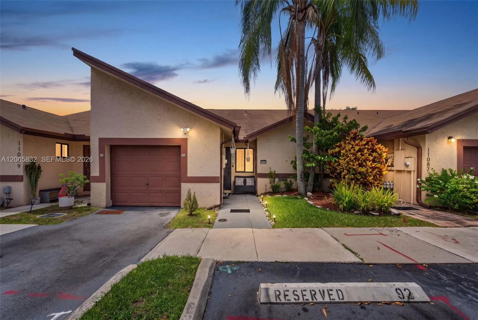 Foto de propiedad en 11083 NW 38th Place, Sunrise, FL 33351 Sunrise con MLS# 