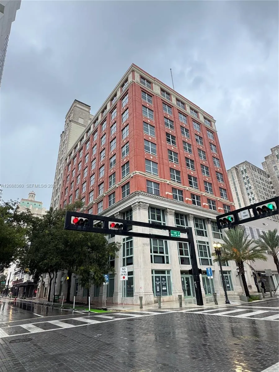 Foto de propiedad en 111 E Flagler Street 304, Miami, FL 33131 Miami con MLS#