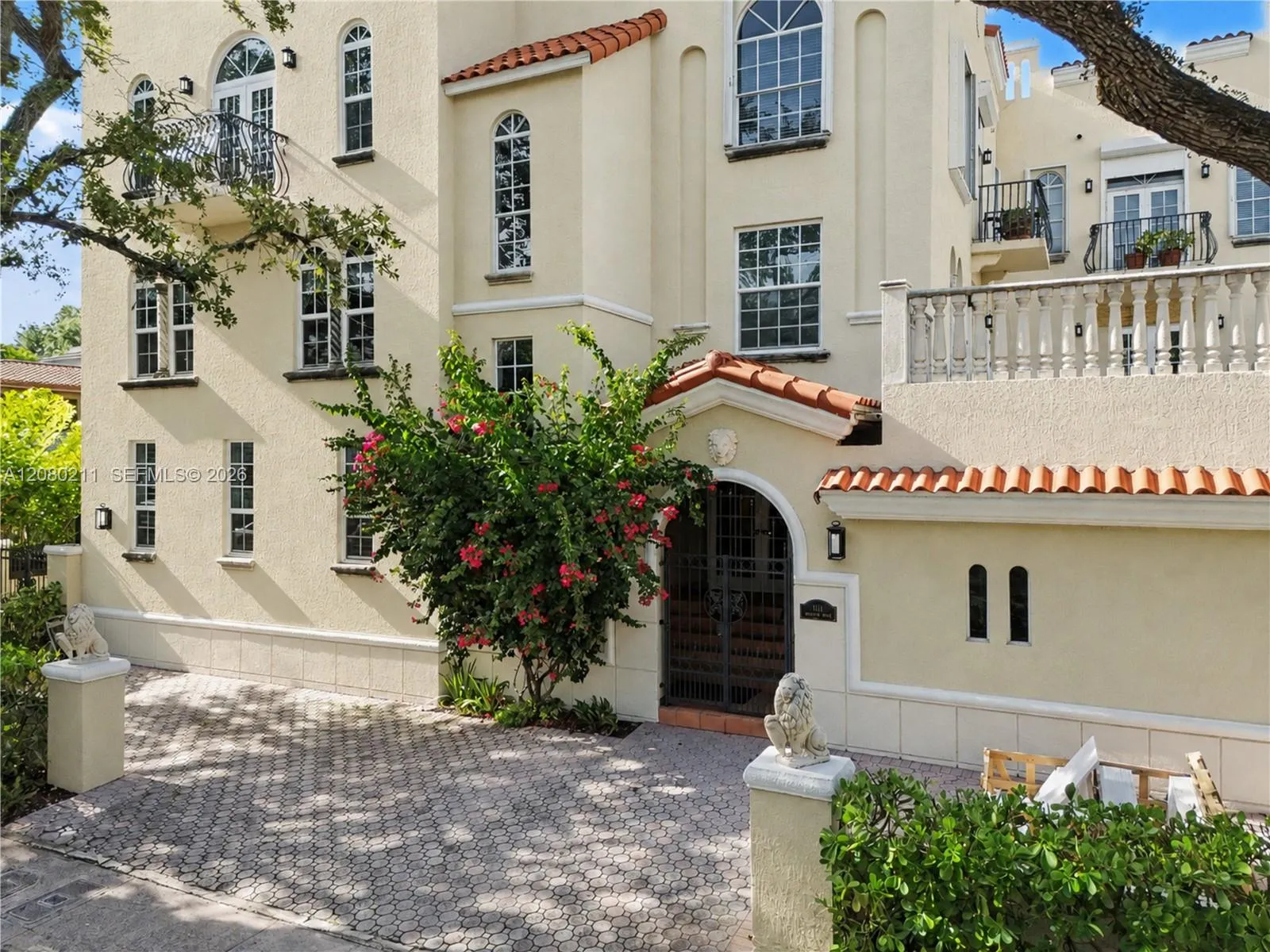 Foto de propiedad en 111 Edgewater Drive 3B, Coral Gables, FL 33133 Coral Gables con MLS# 