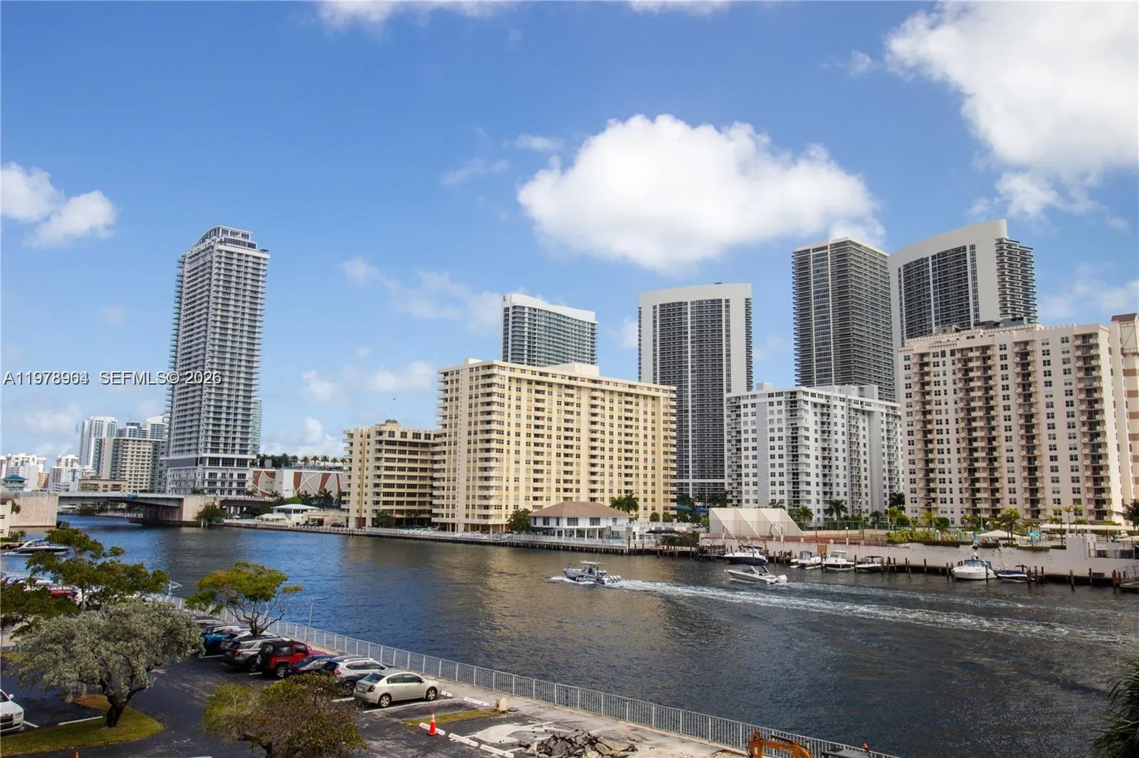 Foto de propiedad en 111 Golden Isles Drive C9, Hallandale Beach, FL 33009 Hallandale Beach con MLS# 