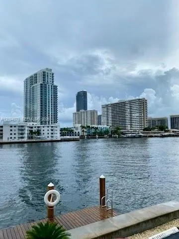 En Venta 111 Golden Isles Drive E4, Hallandale Beach, FL 33009, Hallandale Beach, FL 33009