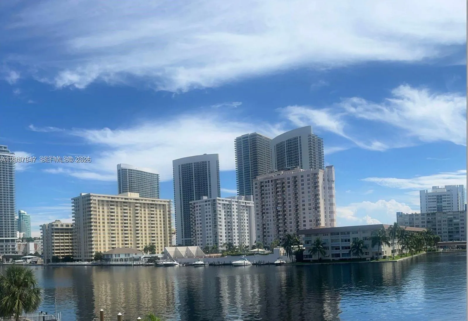 Foto de propiedad en 111 Golden Isles Drive F10, Hallandale Beach, FL 33009 Hallandale Beach con MLS#