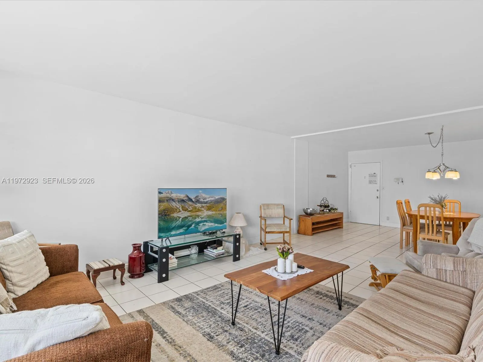 Foto de propiedad en 111 Golden Isles Drive G8, Hallandale Beach, FL 33009 Hallandale Beach con MLS# 