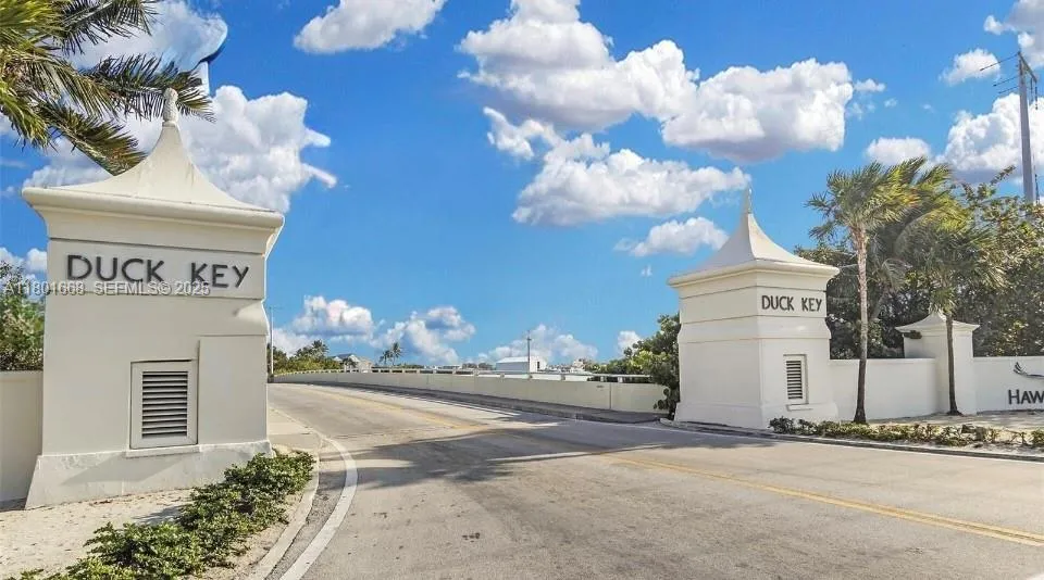 Foto de propiedad en 111 Jamaica Street, Duck Key, FL 33050 Duck Key con MLS# 