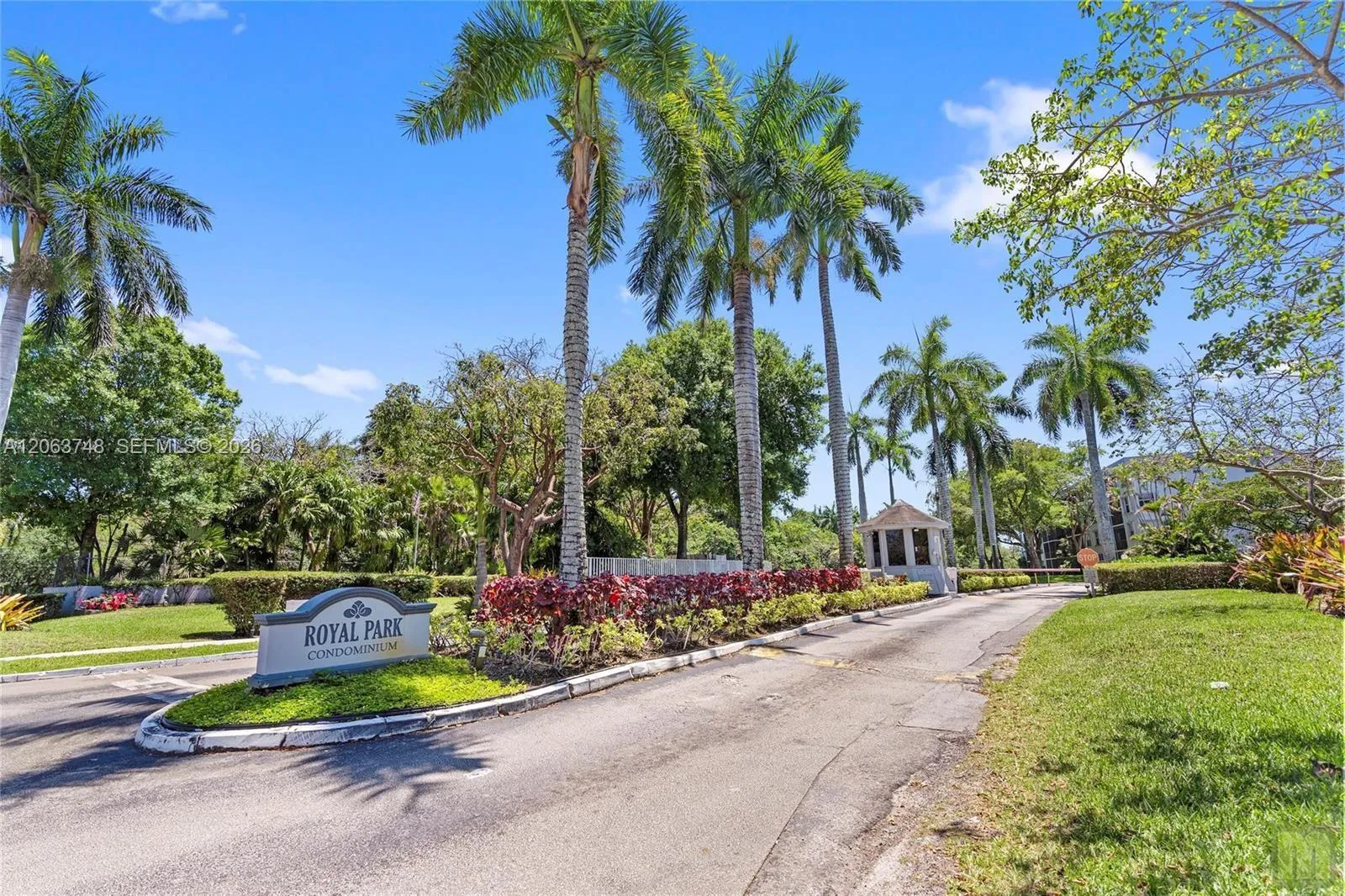 Foto de propiedad en 111 Royal Park Drive 1F, Oakland Park, FL 33309 Oakland Park con MLS# 