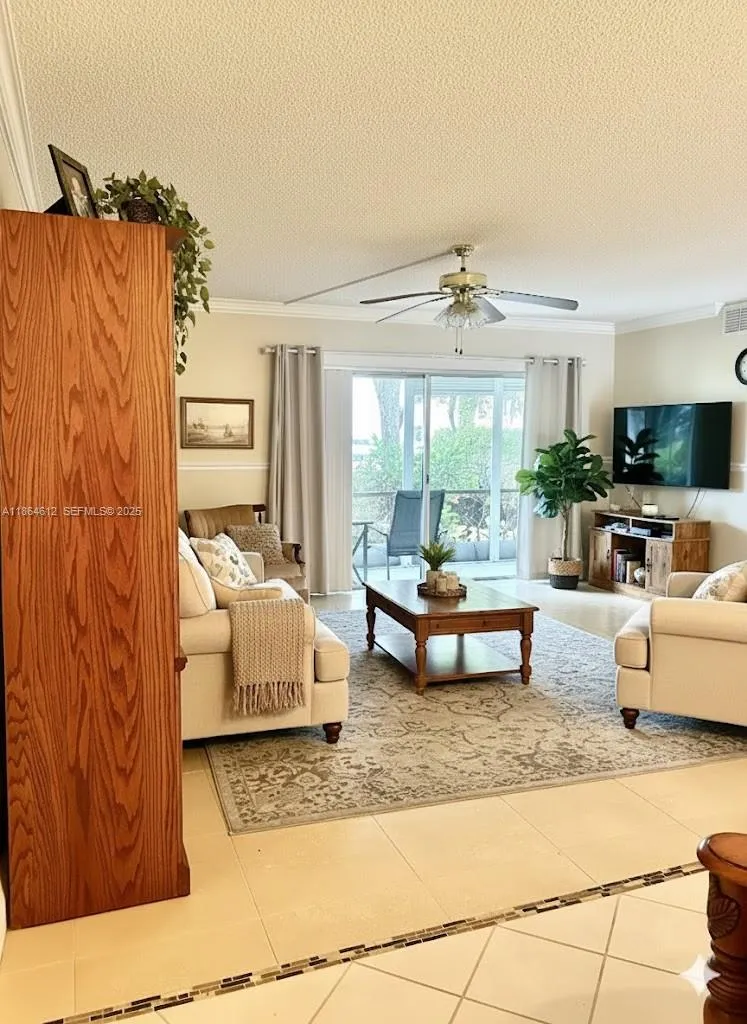Foto de propiedad en 111 S Hollybrook Drive 107, Pembroke Pines, FL 33025 Pembroke Pines con MLS# 