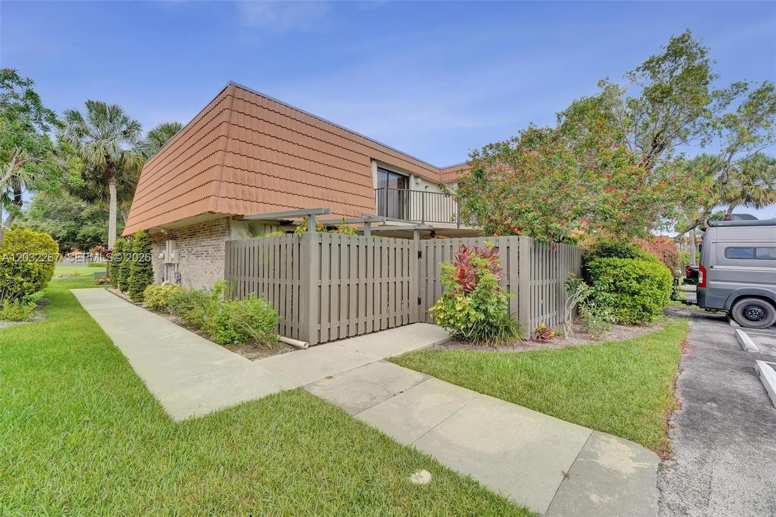 Foto de propiedad en 11100 SW 15th Manor, Davie, FL 33324 Davie con MLS# 