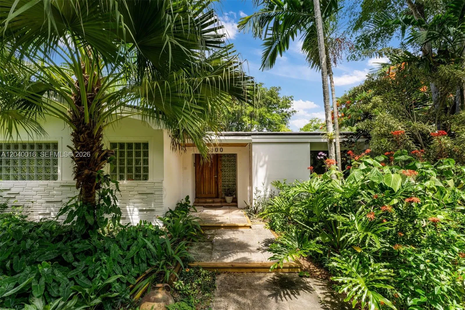 Foto de propiedad en 11100 SW 67th Avenue, Pinecrest, FL 33156 Pinecrest con MLS# 