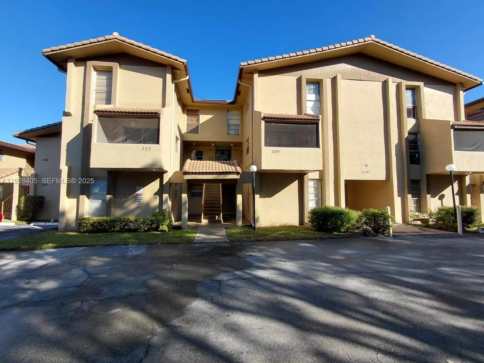 Foto de propiedad en 11101 Royal Palm Boulevard 208, Coral Springs, FL 33065 Coral Springs con MLS# 