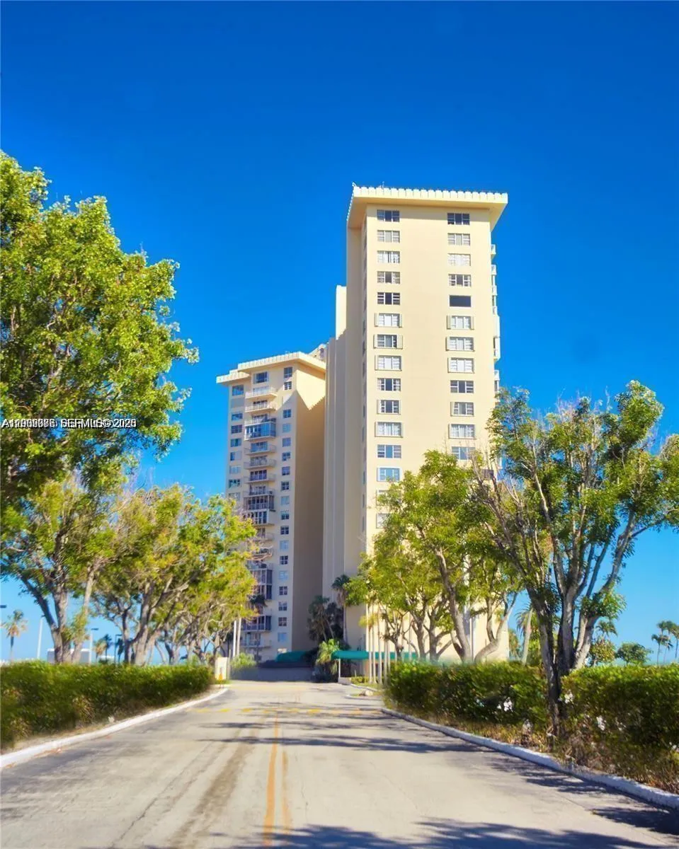 Foto de propiedad en 11111 Biscayne Boulevard 18E, Miami, FL 33181 Miami con MLS#
