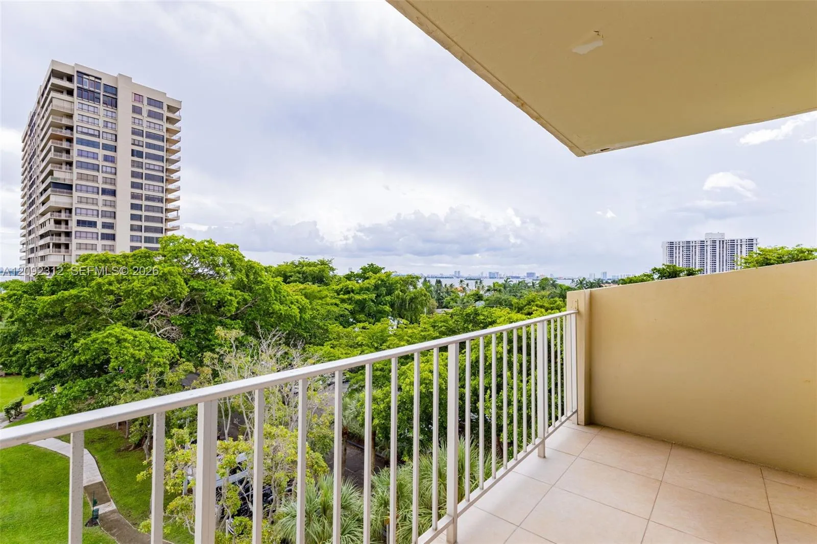 Foto de propiedad en 11111 Biscayne Boulevard 6B, Miami, FL 33181 Miami con MLS#