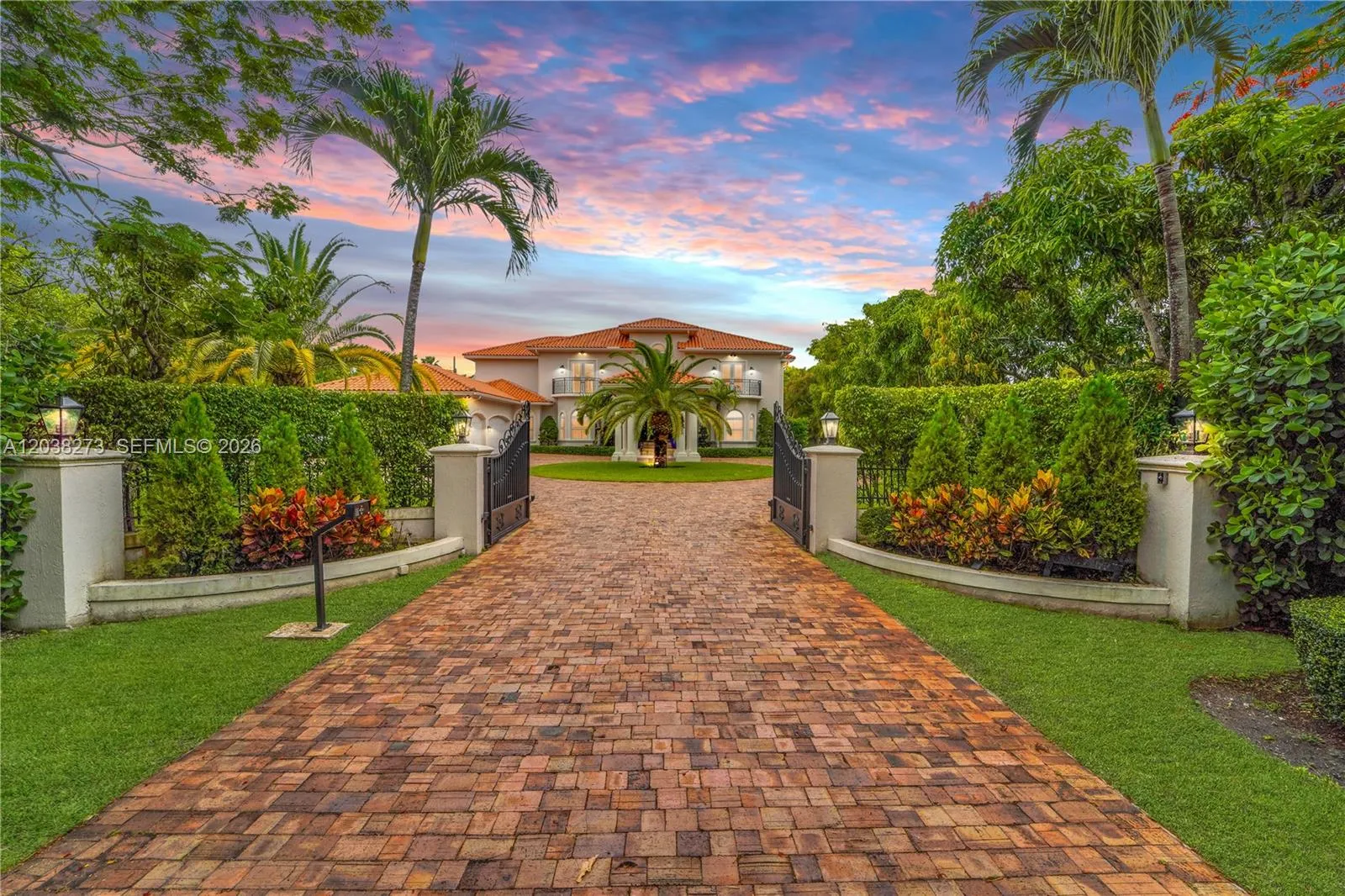 Foto de propiedad en 11111 SW 77th Avenue, Pinecrest, FL 33156 Pinecrest con MLS# 