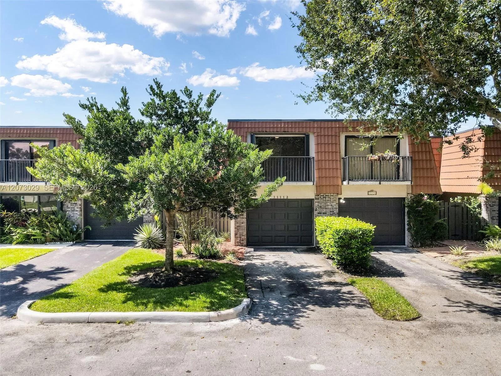 Foto de propiedad en 11112 N Harmony Lake Circle, Davie, FL 33324 Davie con MLS# 