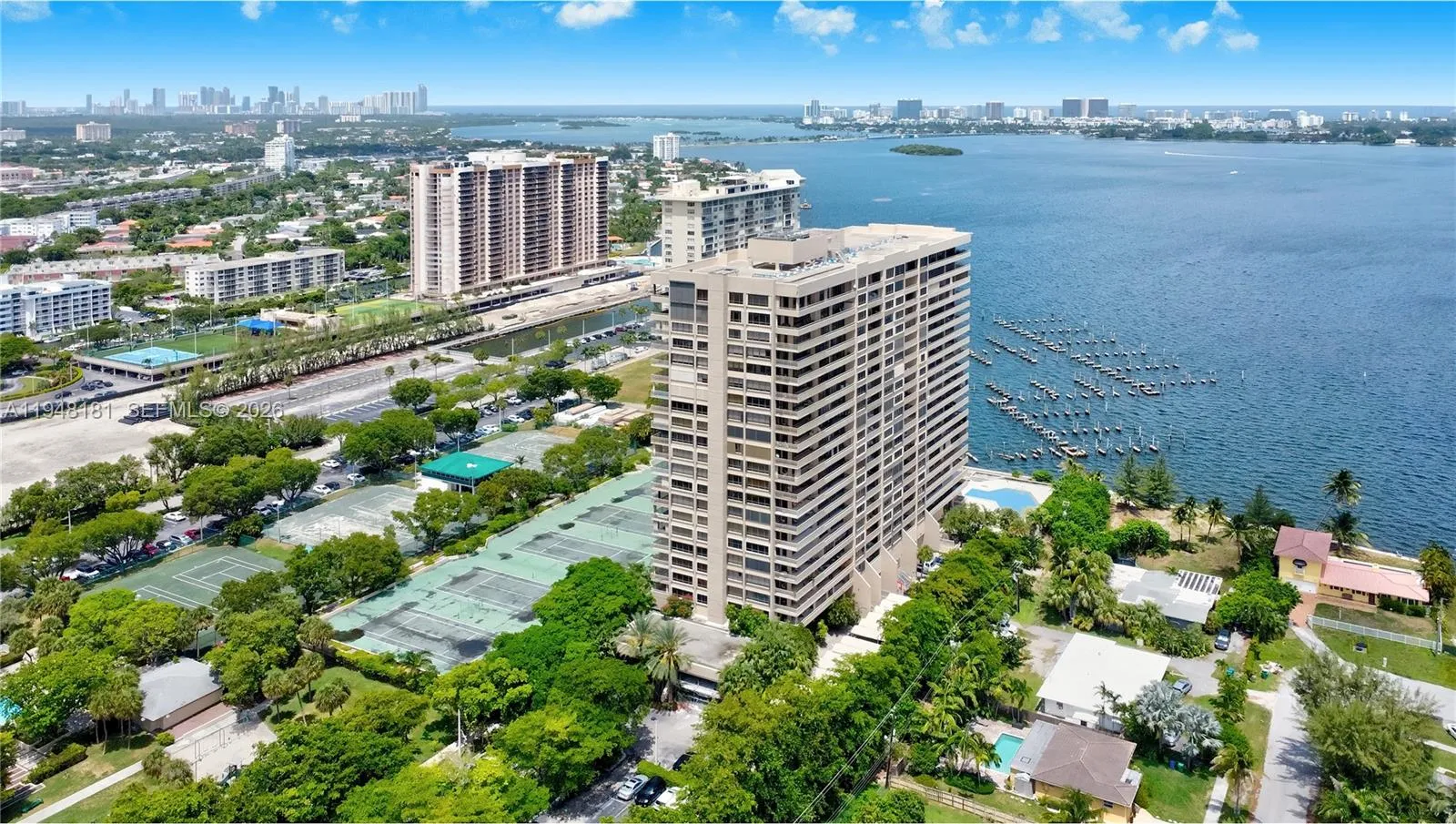 Foto de propiedad en 11113 Biscayne Boulevard PH8, Miami, FL 33181 Miami con MLS# 