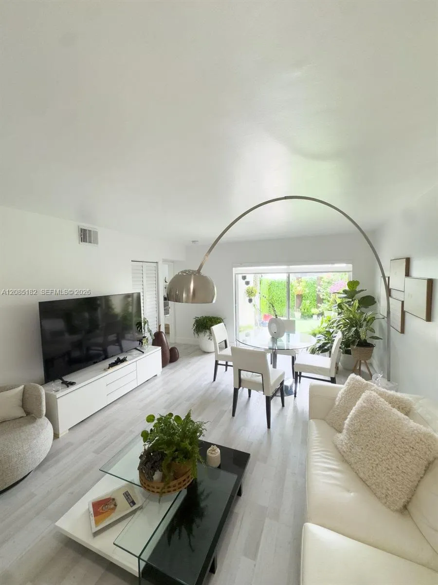 En Renta 1112 NW 125th Place 102, Miami, FL 33182, Miami, FL 33182