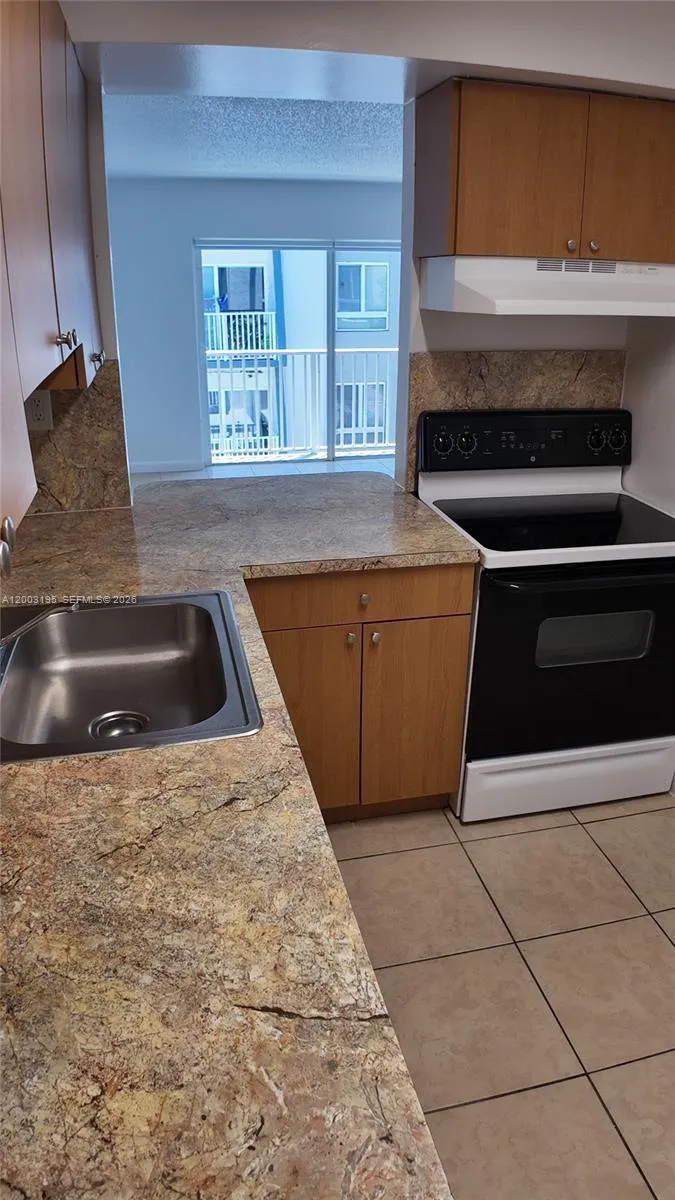 Foto de propiedad en 11120 SW 196th Street 302, Cutler Bay, FL 33157 Cutler Bay con MLS# 