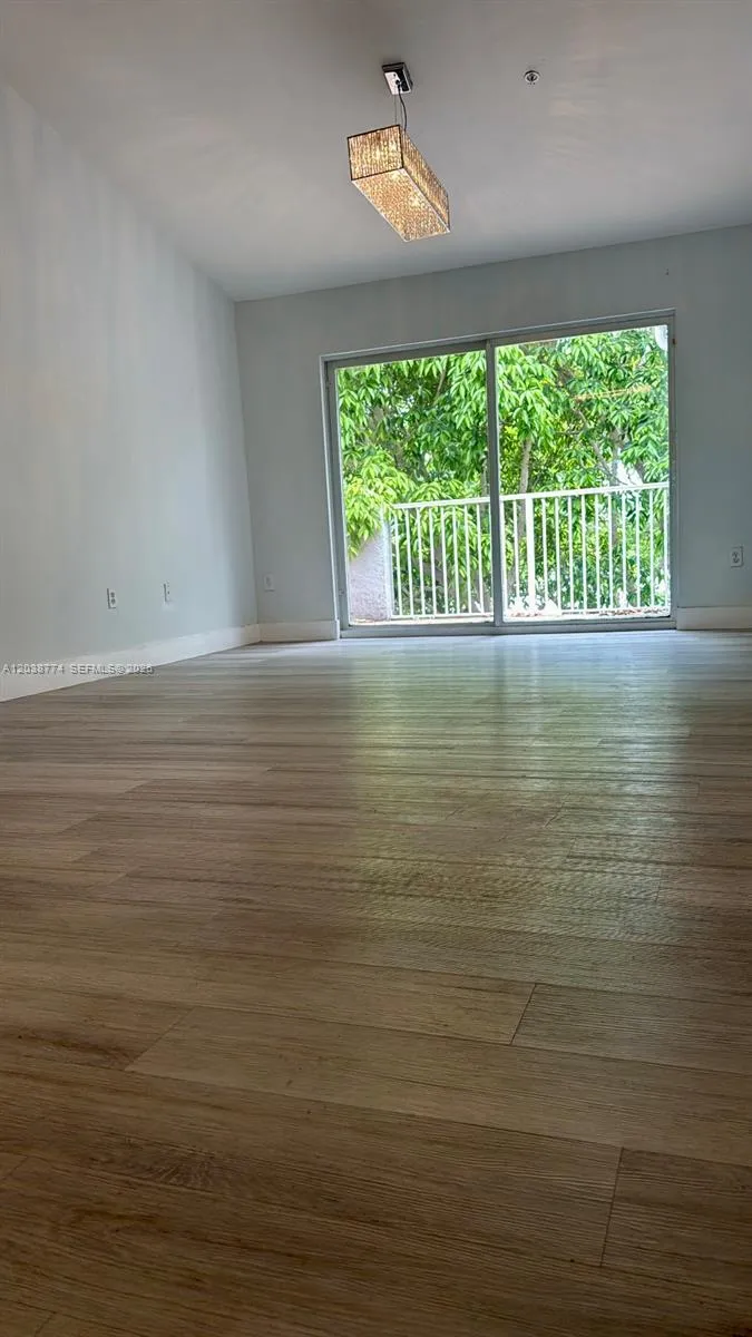 Foto de propiedad en 11155 SW 5th Place 302, Pembroke Pines, FL 33025 Pembroke Pines con MLS# 