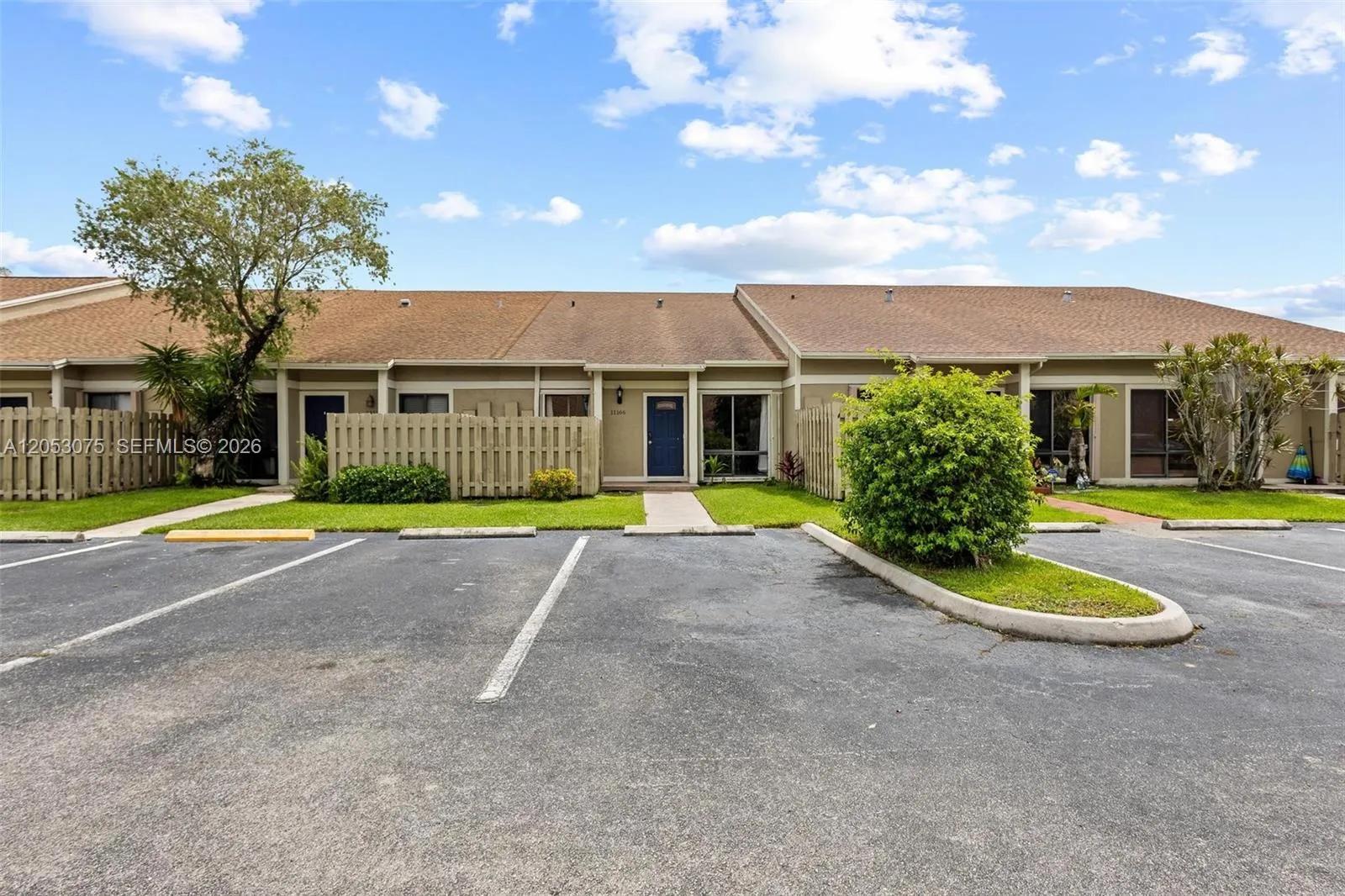 Foto de propiedad en 11166 NW 37th Street, Sunrise, FL 33351 Sunrise con MLS# 