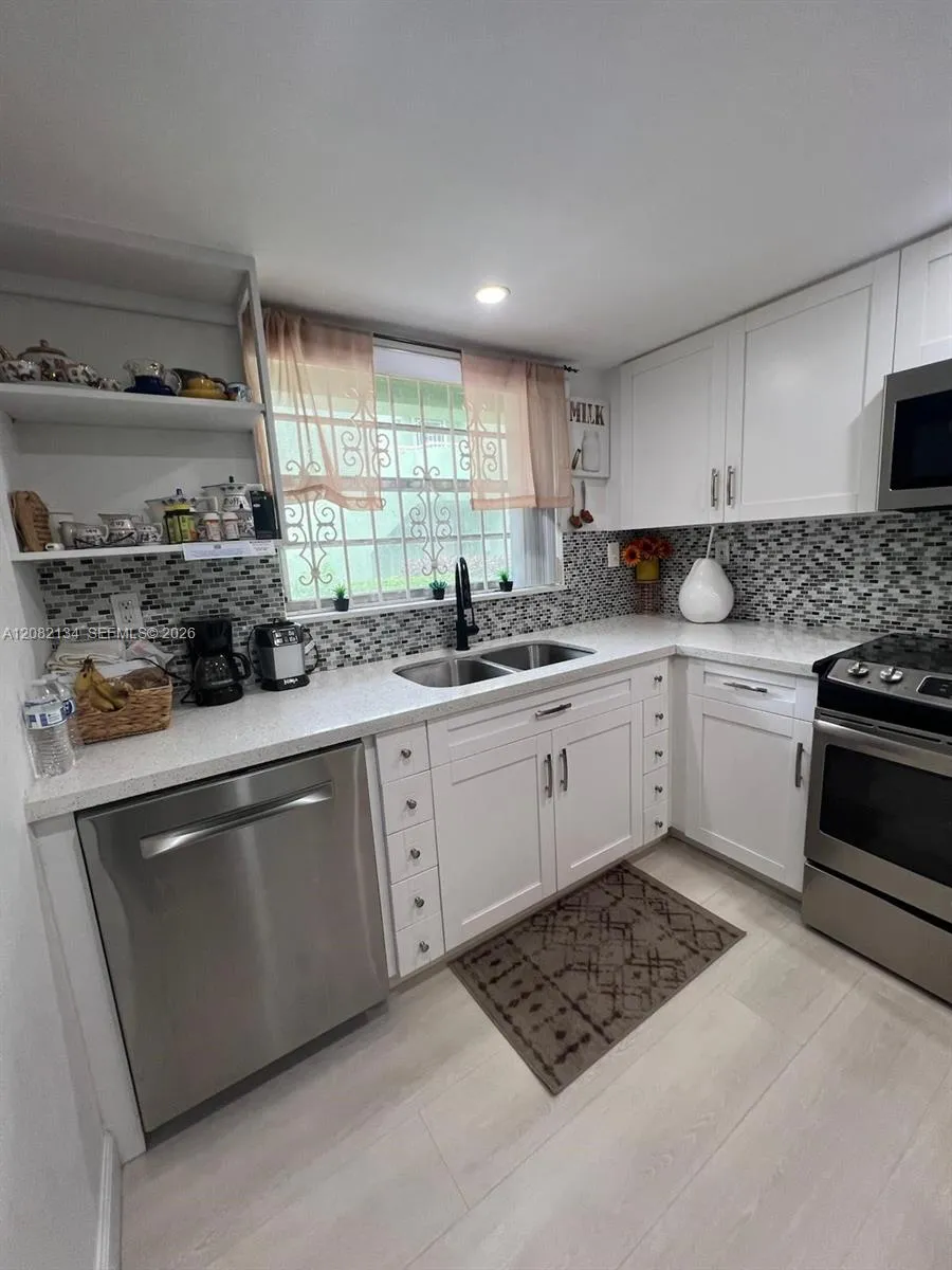 Foto de propiedad en 11183 NW 7th Street 104, Miami, FL 33172 Miami con MLS# 
