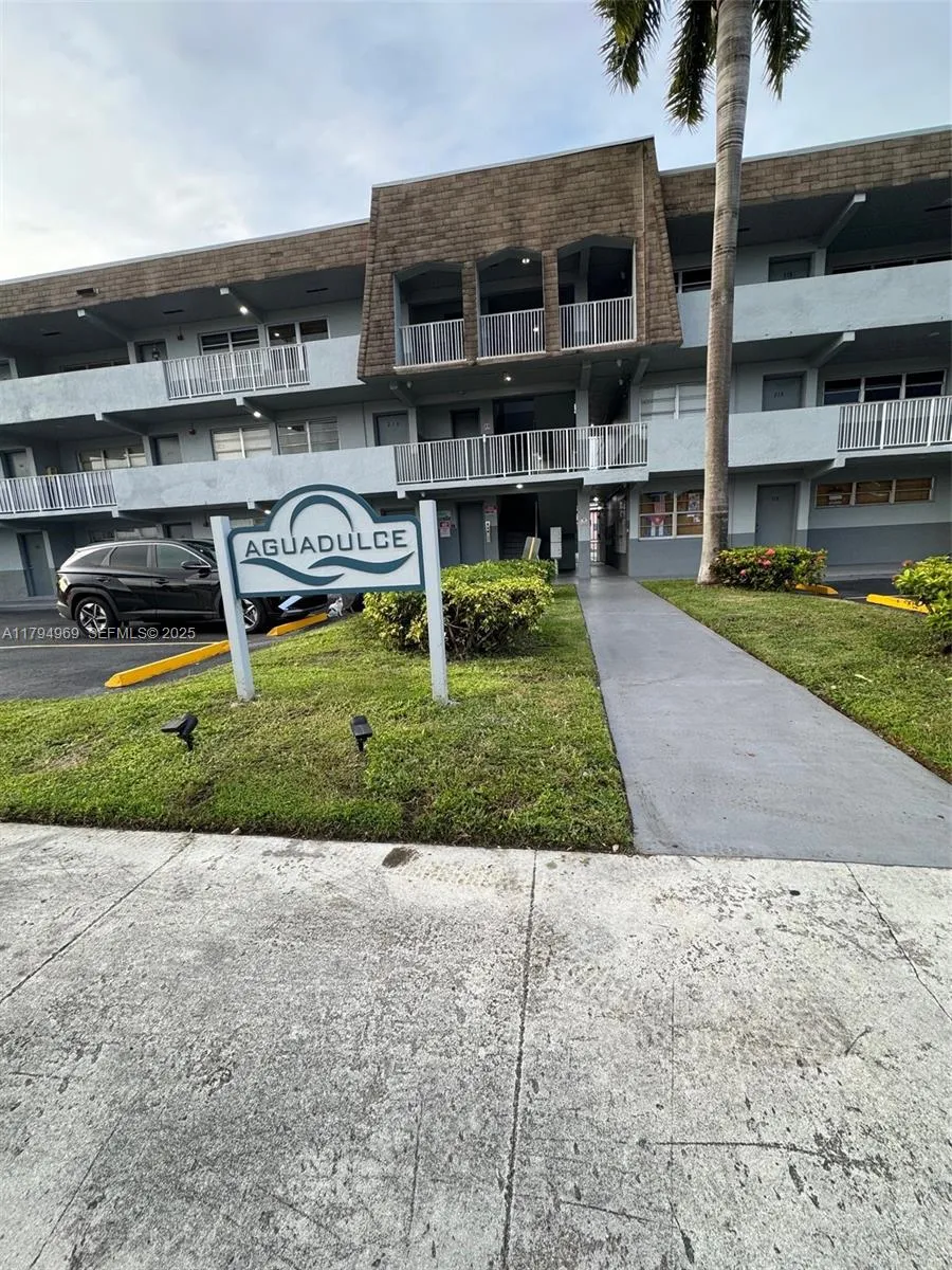 Foto de propiedad en 11195 SW 1st Street 314, Sweetwater, FL 33174 Sweetwater con MLS# 