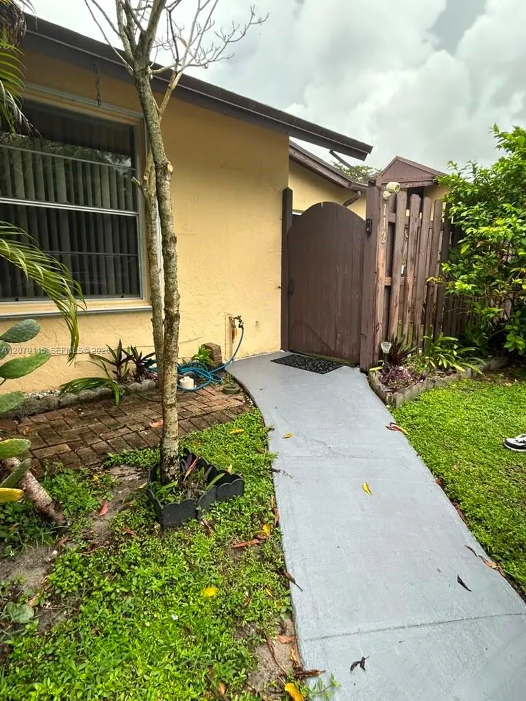 Foto de propiedad en 112 Fox Road 2-50, Hollywood, FL 33024 Hollywood con MLS# 