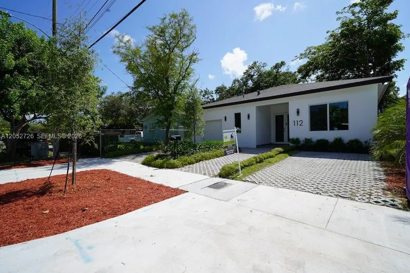 En Renta 112 NW 24th Court, Miami, FL 33125, Miami, FL 33125