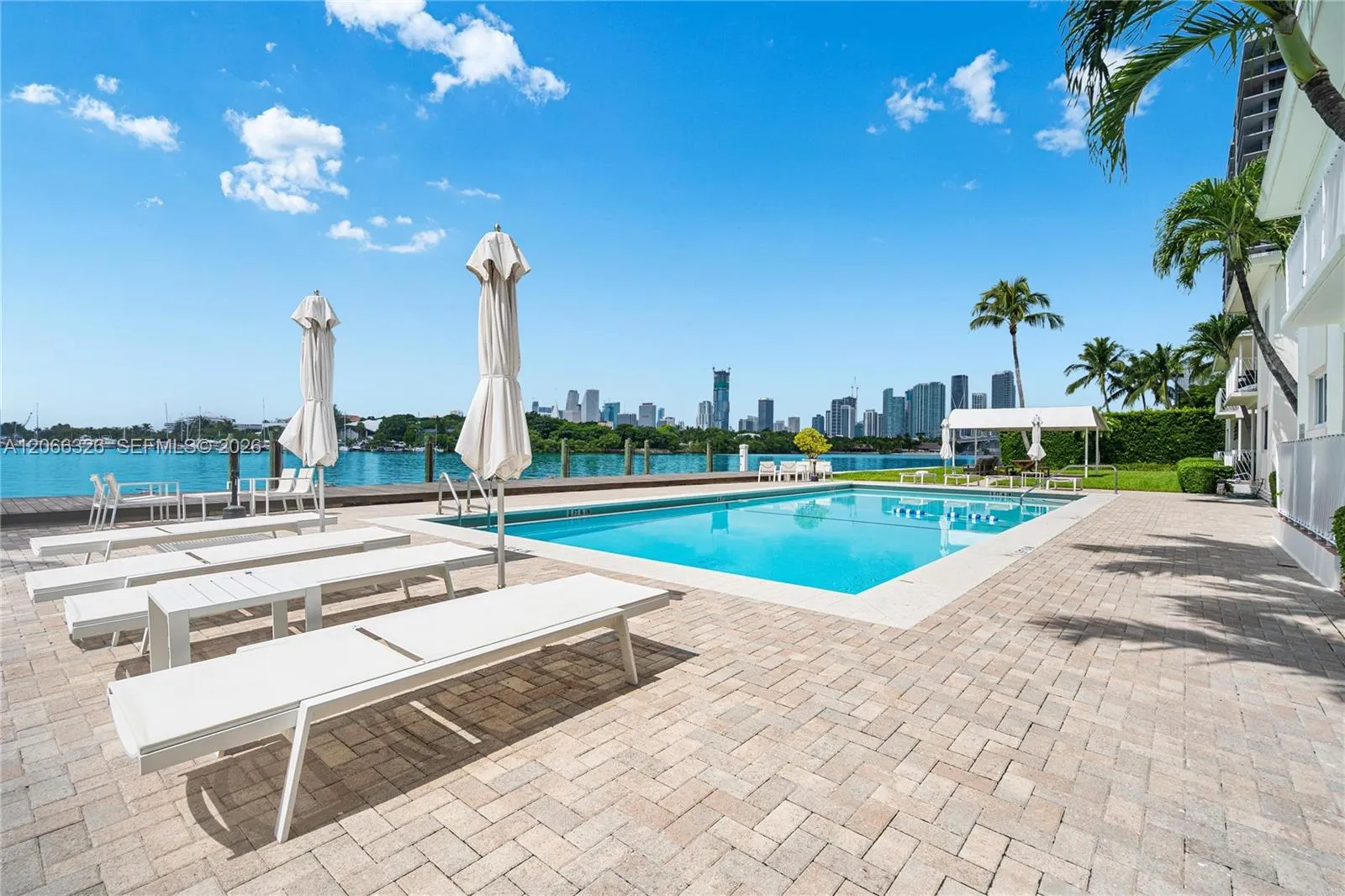 Foto de propiedad en 1120 Venetian Way 1C, Miami, FL 33139 Miami con MLS# 