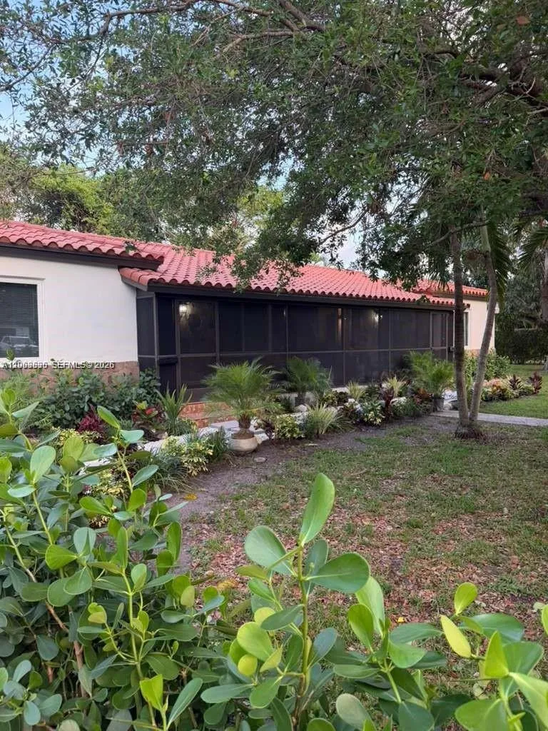 Foto de propiedad en 11201 NE 10th Avenue 11203, Biscayne Park, FL 33161 Biscayne Park con MLS# 