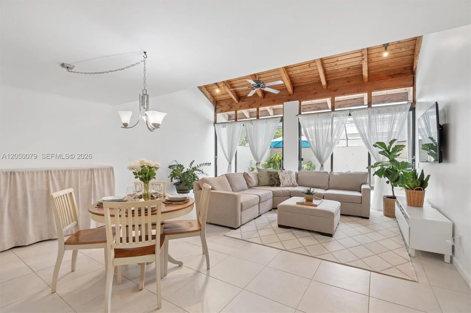 Foto de propiedad en 11213 NW 14th Court, Pembroke Pines, FL 33026 Pembroke Pines con MLS# 