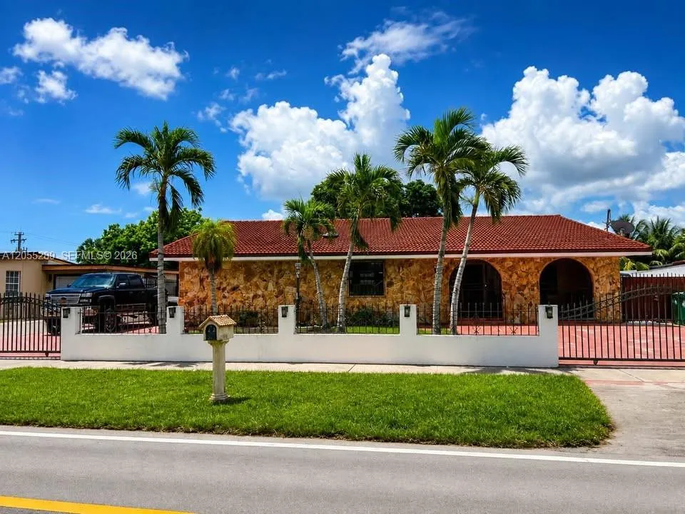 Foto de propiedad en 11220 SW 47th Terrace, Miami, FL 33165 Miami con MLS# 