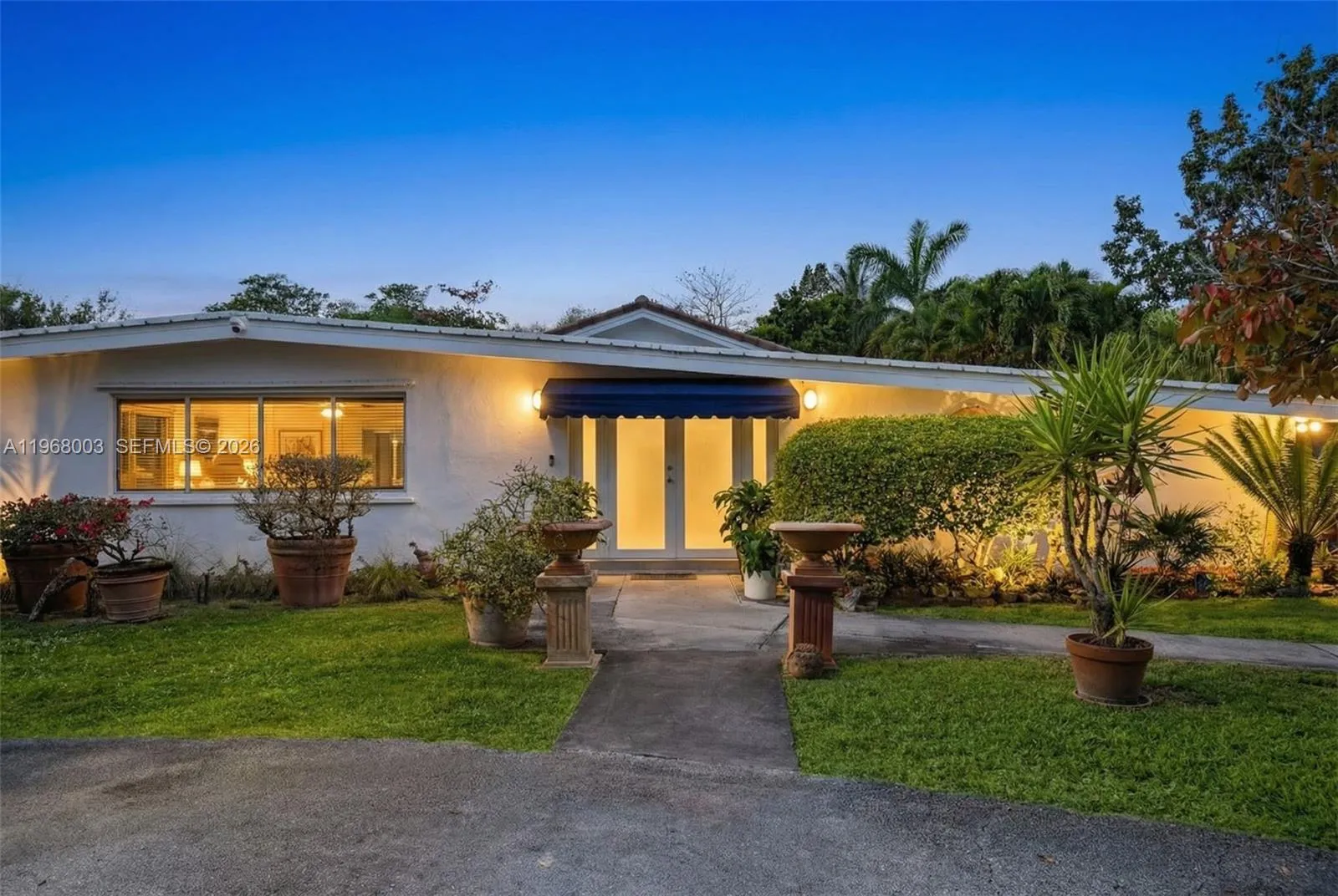 Foto de propiedad en 11220 SW 67th Avenue, Pinecrest, FL 33156 Pinecrest con MLS# 