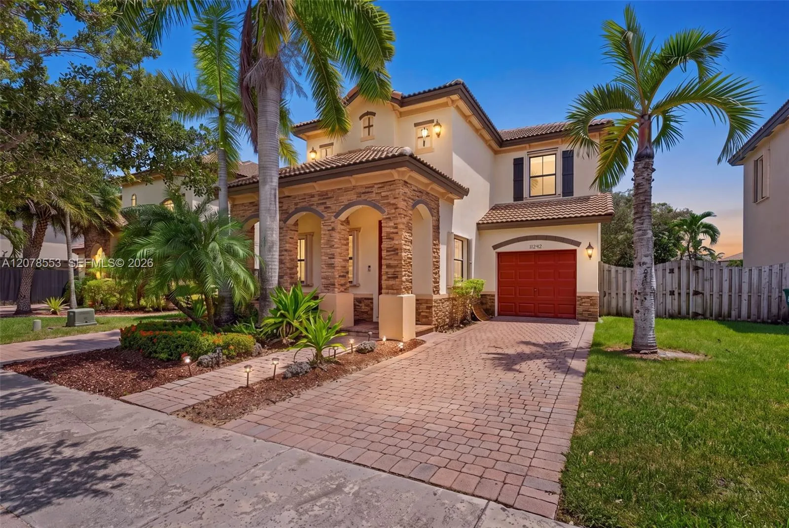 Foto de propiedad en 11242 SW 242nd Street, Homestead, FL 33032 Homestead con MLS# 
