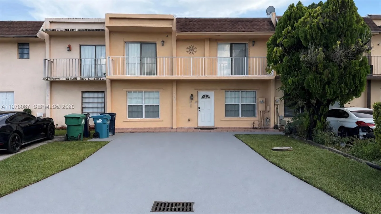 Foto de propiedad en 11249 SW 33rd Cir Place, Miami, FL 33165 Miami con MLS# 