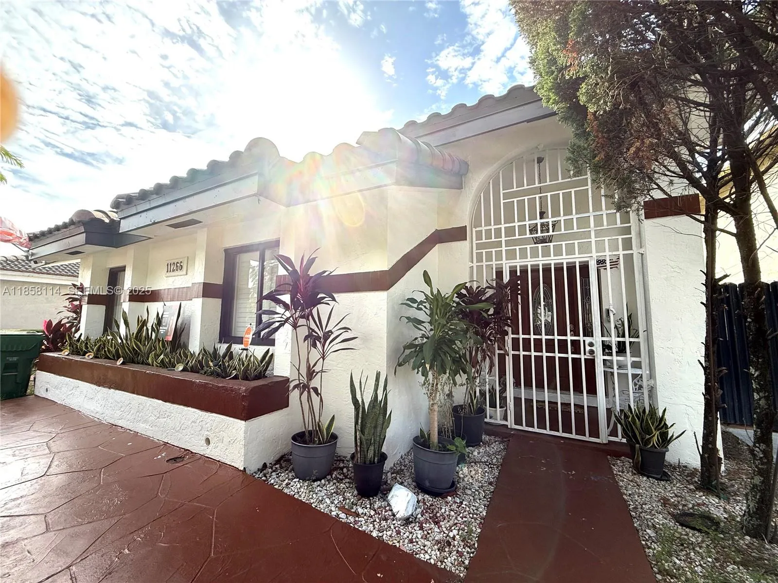 Foto de propiedad en 11266 SW 33rd Street, Miami, FL 33165 Miami con MLS# 