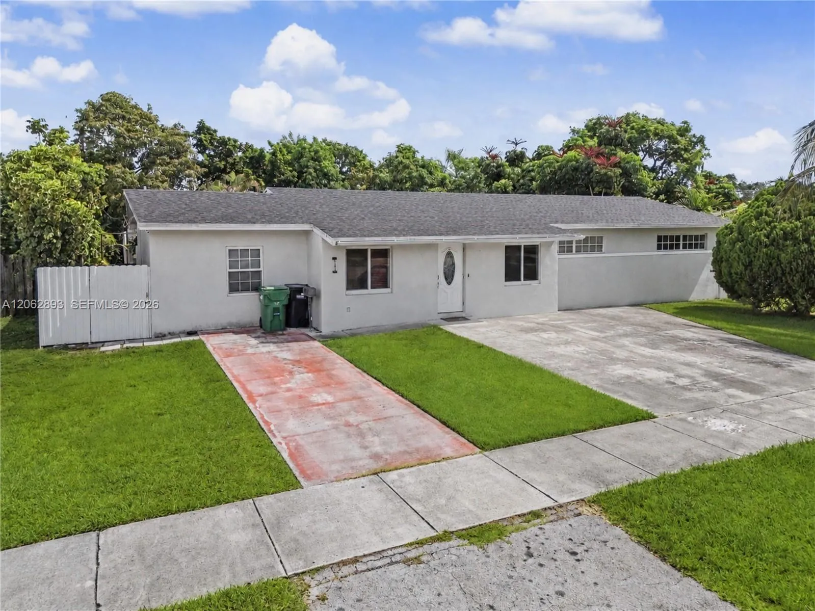 Foto de propiedad en 11271 SW 176th Street, Miami, FL 33157 Miami con MLS# 