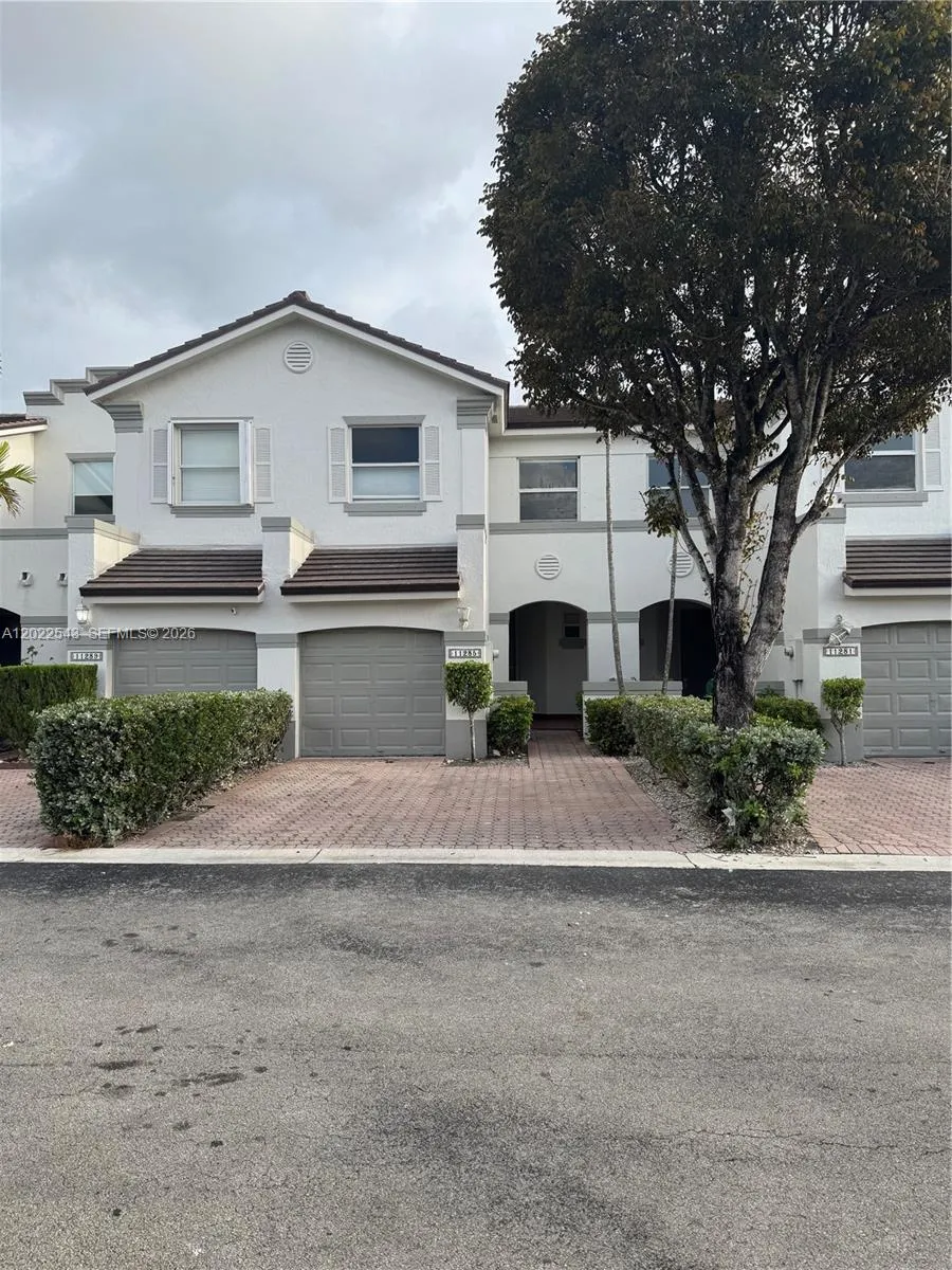 Foto de propiedad en 11285 NW 42nd Terrace, Doral, FL 33178 Doral con MLS# 