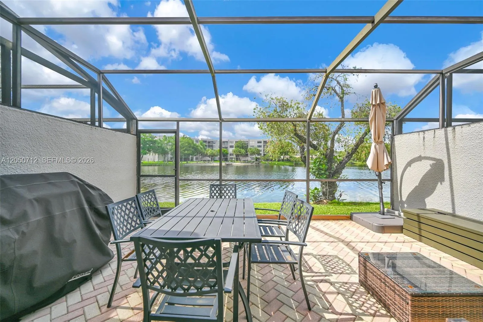 Foto de propiedad en 11290 NW 14th Court, Pembroke Pines, FL 33026 Pembroke Pines con MLS# 